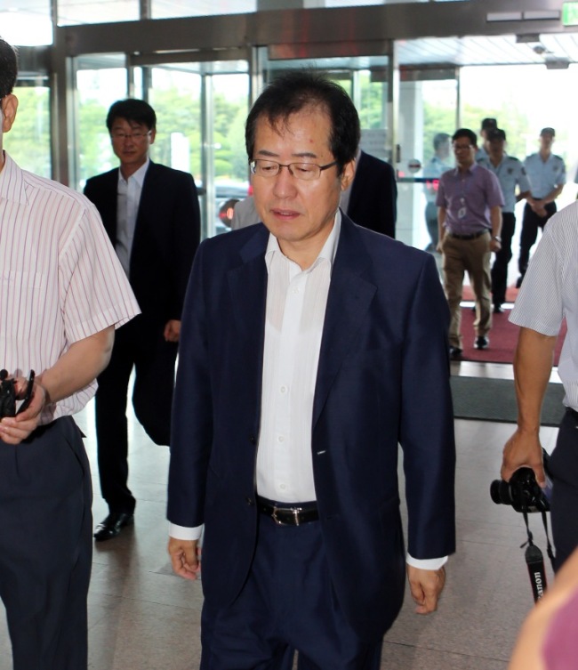 홍준표(광역단체장/전국회의원/경상남도도지사)
홍준표 경남지사가 9일 공공의료 정상화를 위한 국정조사 특위의 경남도 기관보고와 증인 출석을 거부한채 도청으로 출근하고 있다. (연합뉴스)