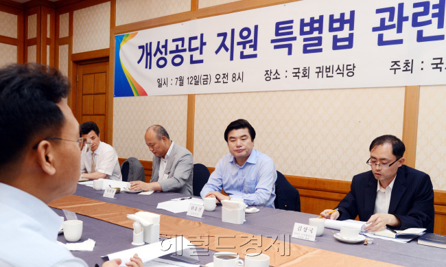 새누리당 원유철 의원(오른쪽에서 두 번째) 주최로 12일 국회 귀빈식당에서 열린 개성공단 지원 특별법 관련 간담회에서 개성공단 입주기업 비대위, 학계 교수, 통일부 관계 직원들이 참석해 얘기를 나누고 있다.박현구 기자phko@heraldcorp.com
