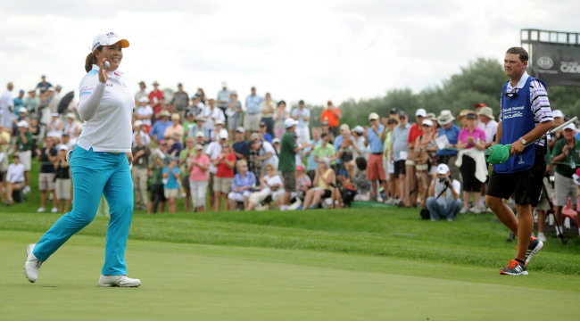 박인비(골퍼/KB금융그룹)
<YONHAP PHOTO-0377> Inbee Park, of South Korea, acknowledges the gallery's cheers after she finished her first round with a birdie during the Manulife Financial LPGA Classic golf tournament in Waterloo, Ontario, on Thursday, July 11, 2013. Park shot a 6-under-par 65. (AP Photo/The Canadian Press, Dave Bebee, Waterloo Regional Record)/2013-07-12 09:16:48/ <저작권자 ⓒ 1980-2013 ㈜연합뉴스. 무단 전재 재배포 금지.>
Korea’s Park In-bee acknowledges the gallery after finishing her round with a birdie on Thursday.   AP-Yonhap News