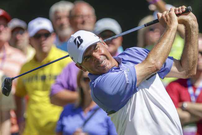 Fred Couples tees off on the ninth hole at the U.S. Senior Open on Thursday.   AP-Yonhap News