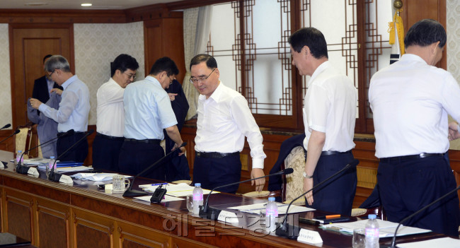 정홍원 국무총리가 12일 오전 정부서울청사에서 국가정책조정회의를 개최하고 회의를 주재하고 있다. 박해묵 기자/mook@heraldcorp.com
“옷벗고 회의합시다”