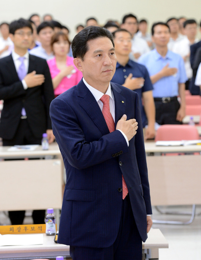KB Financial Group chairman Lim Young-rok salutes the national flag during his inauguration ceremony at the financial firm’s headquarters in Seoul on Friday.   Ahn Hoon/The Korea Herald