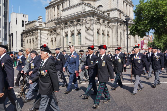 British veterans of the Korean War parade in central London on Thursday to mark 60 years after the ceasefire of the 1950-1953 conflict.   Yonhap News