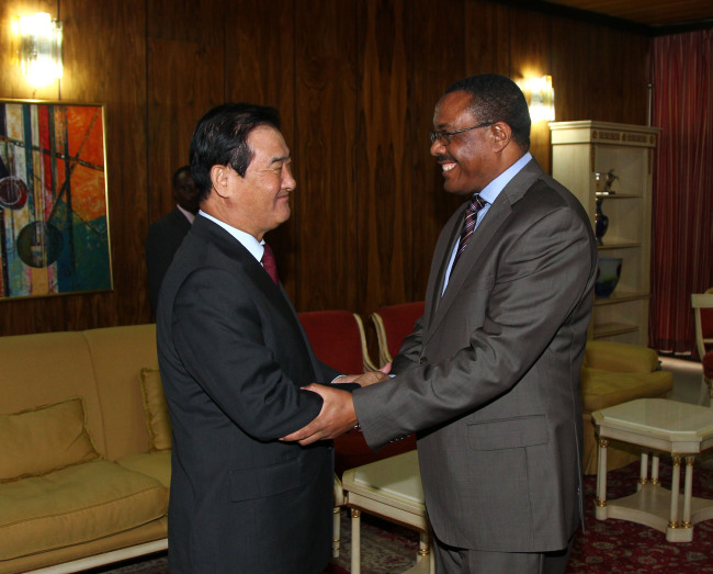 강창희(국회의원/국회의장)
South Korea’s National Assembly Speaker Kang Chang-hee (left) makes a courtesy call to Ethiopian Prime Minister Hailemariam Desalegn in Addis Ababa, Ethiopia, Friday.   National Assembly