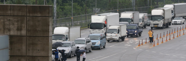 Trucks carrying South Korean managers head to Gaeseong on Friday.   Yonhap News