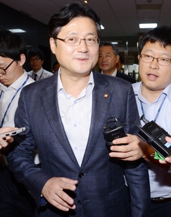 홍익표(국회의원/교수/민주당국회의원)
An opposition spokesman’s remarks deemed insulting to President Park Geun-hye’s father ignited political conflict Friday, prompting the ruling party to demand an apology and boycott all bipartisan proceedings.