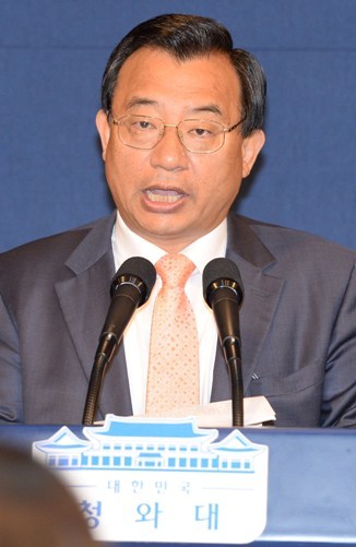이정현(정무직공무원/전국회의원/청와대홍보수석)
An opposition spokesman’s remarks deemed insulting to President Park Geun-hye’s father ignited political conflict Friday, prompting the ruling party to demand an apology and boycott all bipartisan proceedings.