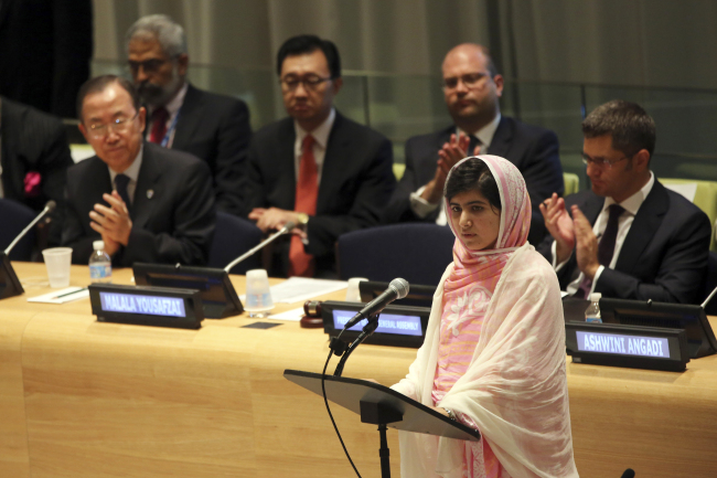 United Nations Secretary-General Ban Ki-moon (left) applauds as Malala Yousafzai (right) addresses the “Malala Day” Youth Assembly at United Nations headquarters on Friday.   AP-Yonhap News