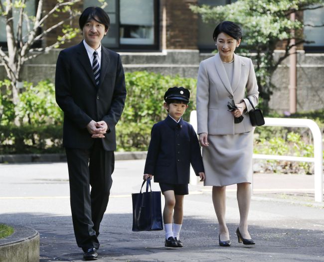 This file picture shows Japanese Prince Hisahito (center) accompanied by his parents Prince Akishino and Princess Kiko as they arrive at Ochanomizu University Elementary School for his entrance ceremony in Tokyo.   AFP-Yonhap News
