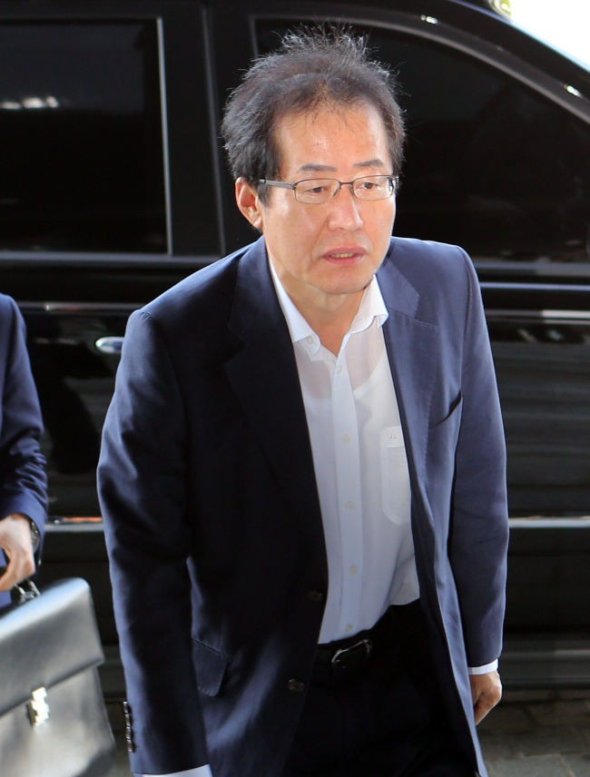 <YONHAP PHOTO-0577> 불편한 표정으로 출근하는 홍준표 지사 (창원=연합뉴스) 최병길 기자 = 공공의료 정상화를 위한 국정조사 특위가 동행명령장을 발부한 홍준표 경남도지사가 10일 오전 경남도청에 출근하고 있다. 2013.7.10 <<지방기사참고>> choi21@yna.co.kr/2013-07-10 09:47:36/ <저작권자 ⓒ 1980-2013 ㈜연합뉴스. 무단 전재 재배포 금지.>
Hong Joon-pyo.