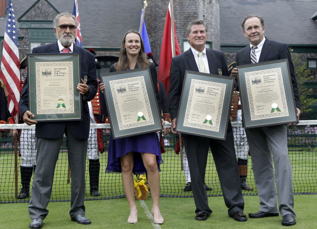 Tennis greats from left: Ion Tiriac of Romania, Martina Hingis of Switzerland, Charlie Paserell of Puerto Rico, and Cliff Drysdale of South Africa, pose with their certificates during induction into the International Tennis Hall of Fame in Newport, Rhode Island, Saturday.   AP-Yonhap News