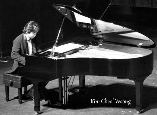 Pianist Kim Cheol-woong plays at a concert.   www.nkhrrescuefund.org