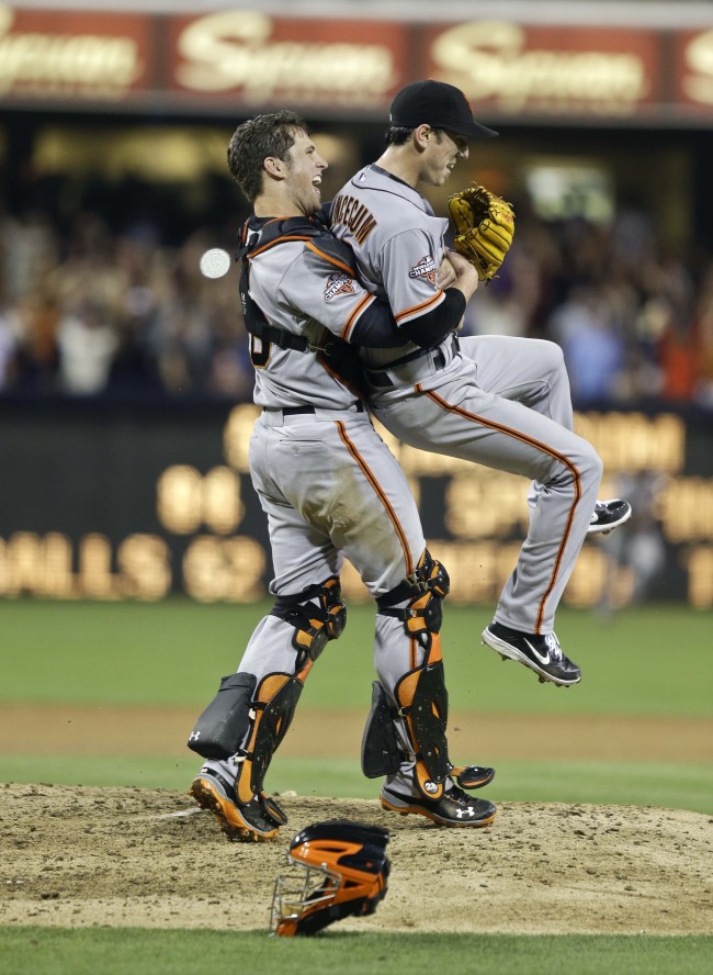 <YONHAP PHOTO-0848> San Francisco Giants starting pitcher Tim Lincecum gets lifted by catcher Buster Posey after his no hit game against the San Diego Padres in a baseball game in San Diego, Saturday, July 13, 2013. The Giants won the game 9-0. Tim Lincecum has thrown his first career no-hitter and the second in the majors in 11 days, a gem saved by a spectacular diving catch by right fielder Hunter Pence in the San Francisco Giants' 9-0 win against the last-place San Diego Padres on Saturday night. (AP Photo/Lenny Ignelzi)/2013-07-14 15:31:28/ <저작권자 ⓒ 1980-2013 ㈜연합뉴스. 무단 전재 재배포 금지.>
San Francisco Giants starting pitcher Tim Lincecum is congratulated by catcher Buster Posey after his no hit game against the San Diego Padres on Saturday.    AP-Yonhap News