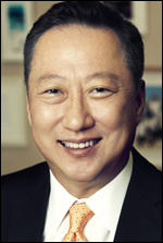 박용만(기업인/두산그룹회장)
박용만 두산그룹 회장이 국립오페라단 후원회 신임 회장에 지난 12일 올랐다. 국립오페라단은 이 날 서울 대치동 마리아칼라스홀에서 김의준 국립오페라단장과 이구택 국립오페라단 이사장(포스코 고문), 유승필 후원회 명예회장(유유제약 회장) 등 임원진이 참석한 가운데 신임 후원회장 취임식을 열었다.