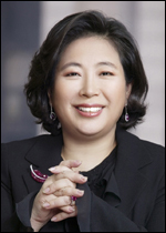 현정은(기업인/현대그룹회장)
현정은<사진> 현대그룹 회장이 지난 초복(13일)에 계열사 전체 임직원 1만여명에게 ‘삼계탕’을 보내는 등 ‘감성경영’을 펼쳐 화제다.