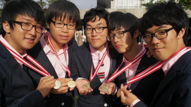 지난 7~9일 덴마크 코펜하겐에서 열린 ‘제44회 국제물리올림피아드’에 출전한 우리나라 대표 학생 5명이 각자 자신이 획득한 금메달을 들어보이고 있다.