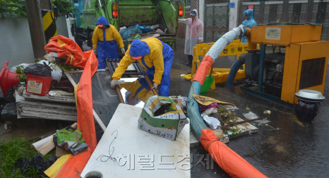 중부지방에 내린 많은 폭우로 강원도 춘천시 효자동 일대 가옥들이 침수 피해를 입은 가운데 15일 오전 복구작업이 한창이다.<br />김명섭 기자 msiron@heraldcorp.com