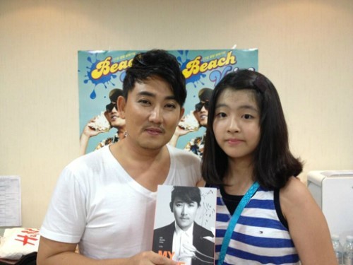 이승철(가수),손예림(화제인물)
지난 14일 가수 이승철은 자신의 트위터에 “어제 공연장에 손예림 양이 왔었어요. 이젠 많이 컸다는 표현이 안 어울려요. 그냥 숙녀?”라는 글과 함께 한 장의 사진을 게재했다,