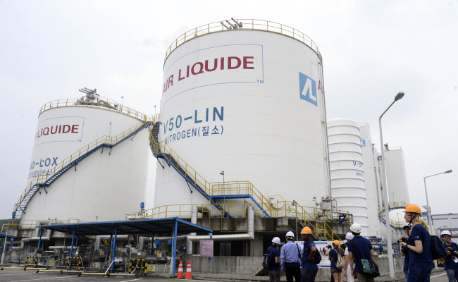 외투기업 AIR LIQUIDE . 박해묵 기자/mook@heral dcorp.com
A group of foreign students in Korea visits the factory of Air Liquide Korea in Dangjin, South Chungcheong Province, last week. The tour was organized by Invest Korea.   Park Hae-mook/The Korea Herald