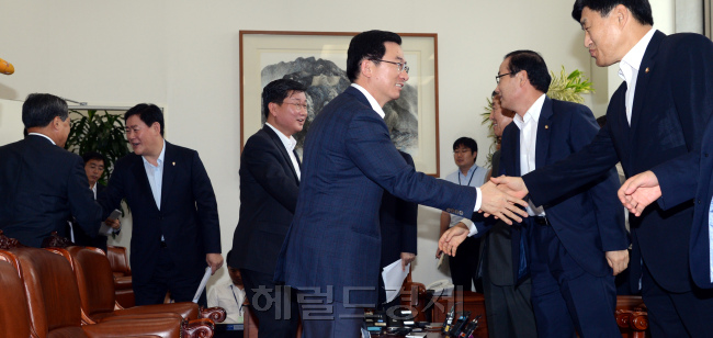 2007년 남북정상회담 자료열람위원들이 15일 오전 국회 운영위원장실에서 상견례를 하고 국가기록원에 제출할 보안각서와 운영위 요구 보안서약을 작성하고 하고 이어 경기도 성남에 소재한 국가기록원을 방문해 자료열람을 시작한다. 박현구 기자phko@heraldcorp.com