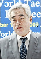 조정원(스포츠인/전대학총장/세계태권도평화봉사재단이사장/세계태권도연맹총재)
조정원(66·사진) 세계태권도연맹(WTF) 총재가 4년 더 세계 태권도계를 이끈다. 조 총재는 15일(한국시간) 멕시코 푸에블라에서 열린 세계연맹 총회에서 단독 입후보해 투표 없이 만장일치로 추대됐다.