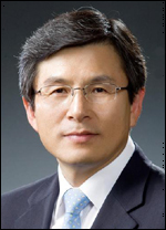 황교안(정무직공무원/전검사/법무부장관)
황교안<사진> 법무부 장관이 ‘제65주년 제헌절’을 앞둔 15일 오전 모교인 서울 봉래초등학교를 방문해 헌법의 의미와 가치에 대해 강의했다.