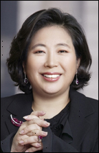 현정은(기업인/현대그룹회장)
현정은<사진> 현대그룹 회장이 지난 초복(13일)에 계열사 전체 임직원 1만여명에게 ‘삼계탕’을 보내는 등 ‘감성경영’을 펼쳐 화제다.
