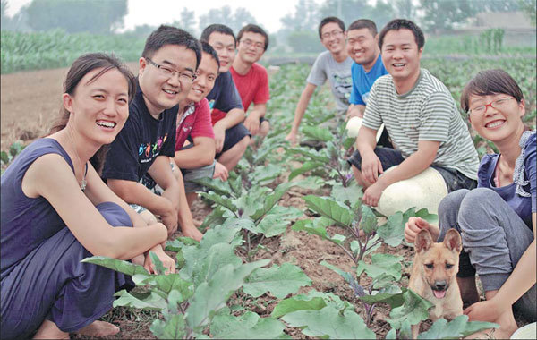 Shi Yan (left) and her team of more than 20 co-workers live and work at Mafang village in suburban Beijing for the CSA cause.   China Daily