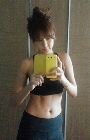 김준희(탤런트/가수/에바주니대표이사/서울종합예술전문학교겸임교수)
방송인 김준희가 8세 연하의 ‘몸짱’ 남자친구와 교제 중인 것으로 알려지면서, 김준희의 ‘11자 복근’이 새삼 눈길을 끌고 있다.