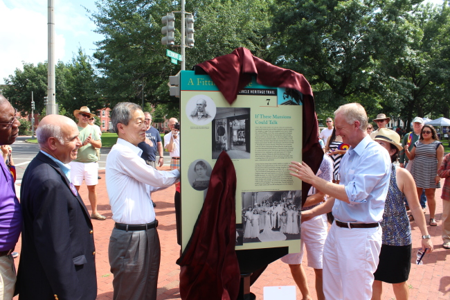 South Korean Ambassador to the United States Ahn Ho-young (left) and other officials unveil a sign explaining Korea’s 19th-century legation building in a ceremony to unveil a new heritage trail in Logan Circle, Washington, D.C.   Yonhap News