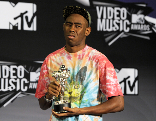 <YONHAP PHOTO-0325> FILE - This Aug. 28, 2011 file photo shows Tyler the Creator posing backstage with the award for best new artist backstage at the MTV Video Music Awards in Los Angeles. PepsiCo cut ties with Lil Wayne in May 2013; it was the same week the company pulled an online Mountain Dew ad, developed by rapper Tyler, the Creator, that was criticized for portraying racial stereotypes and making light of violence toward women. (AP Photo/Chris Pizzello, file)/2013-07-11 06:00:34/ <저작권자 ⓒ 1980-2013 ㈜연합뉴스. 무단 전재 재배포 금지.>
Tyler the Creator poses backstage with the award for best new artist  at the MTV Video Music Awards in Los Angeles in August, 2011. In May 2013, PepsiCo pulled an online Mountain Dew ad, developed by rapper Tyler the Creator, that was criticized for portraying racial stereotypes and making light of violence toward women.    AP-Yonhap News