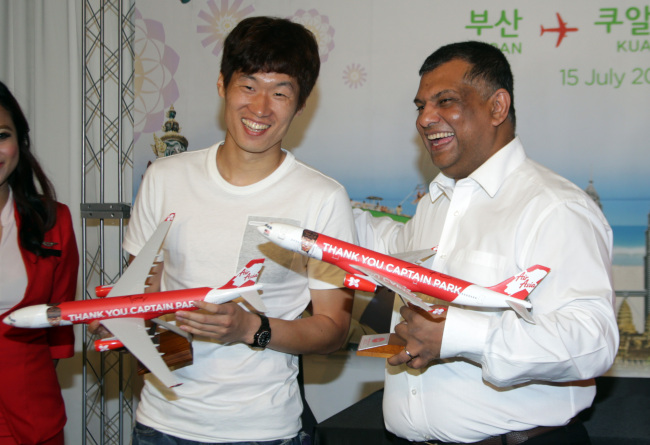 박지성(축구선수/퀸즈파크레인저스FC미드필더)
AirAsia CEO Tony Fernandes (right), the chairman of English soccer club Queens Park Rangers, poses with the club’s Korean star Park Ji-sung, holding model AirAsia aircraft, at the launch of AirAsia X’s Busan-Kuala Lumpur route in Busan on Monday.   Yonhap news