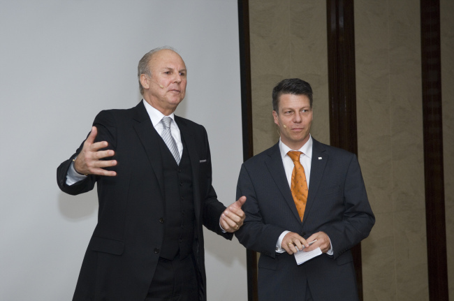 New Merck Korea president Michael Grund (right) and outgoing president Juergen Koenig attend a news conference in Seoul on Monday.   Merck Korea