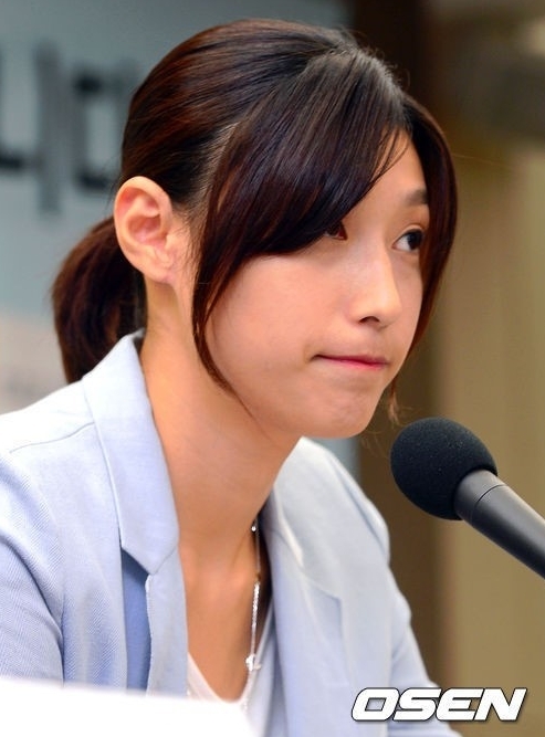 김연경(배구선수/페네르바체유니버셜레프트)
여자 프로배구 월드스타인 김연경(25)이 은퇴카드라는 초강수를 뽑아든 가운데 네티즌들 사이에는 김연경을 응원하는 소리가 높아지고 있다.