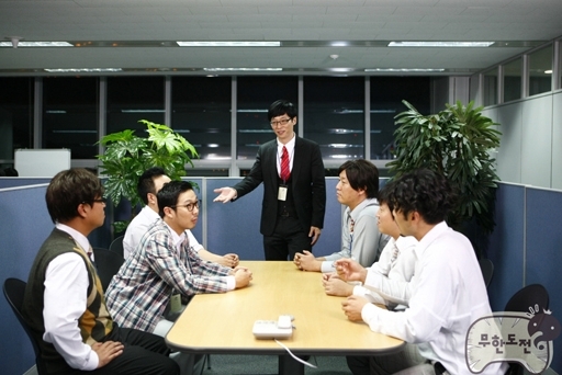 유재석(MC/개그맨),박명수(MC/가수),하하(하동훈/가수),노홍철(MC),정형돈(MC/개그맨),정준하(MC/영화배우),길(길성준/가수/리쌍)
직장인의 하루 평균 근로시간이 9시간 26분으로 법정 근로시간인 8시간을 초과한다는 조사 결과가 나왔다.