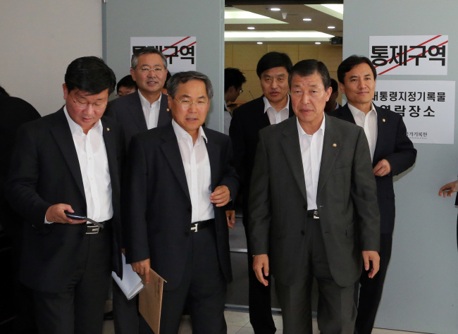 김기웅(언론인/전신문기자/한국경제대표이사사장)
Ten lawmakers including Saenuri Party’s Hwang Jin-ha (second from right) and Democratic Party’s Woo Yoon-keun (fourth from right) leave the National Archives in Seongnam, Gyeonggi Province, on Monday, after a preliminary examination of the transcript from the 2007 inter-Korean summit.   Yonhap News