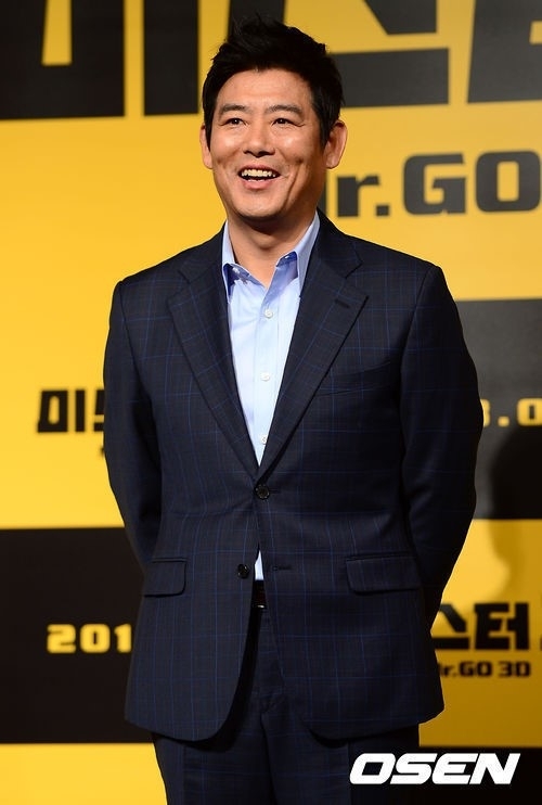 성동일(탤런트/영화배우)
배우 성동일이 무대인사에서 고릴라를 흉내내 웃음을 자아냈다. 　
