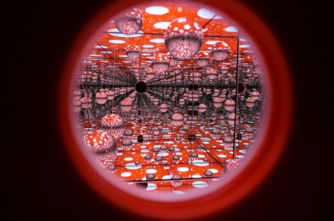 Inside of the “Dots Obsession” balloon.   Lee Woo-young/The Korea Herald