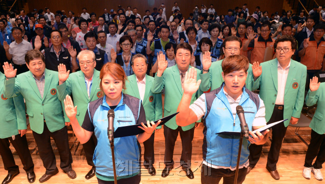 15일 오전 서울시청 다목적홀에서 서울시내 25개 자치구별로 활동하고 있는 자발적인 시민 방제조직인 총 7,700여명의 지역자율방재단이 연합회를 구성하고 결의문을 낭독하고 있다./안훈기자 rosedale@ 2013.07.15
15일 오전 서울시청 다목적홀에서 서울시내 25개 자치구별로 활동하고 있는 자발적인 시민 방제조직인 총 7,700여명의 지역자율방재단이 연합회를 구성하고 결의문을 낭독하고 있다./안훈기자 rosedale@ 2013.07.15
15일 오전 서울시청 다목적홀에서 서울시내 25개 자치구별로 활동하고 있는 자발적인 시민 방제조직인 총 7,700여명의 지역자율방재단이 연합회를 구성하고 결의문을 낭독하고 있다./안훈기자 rosedale@ 2013.07.15