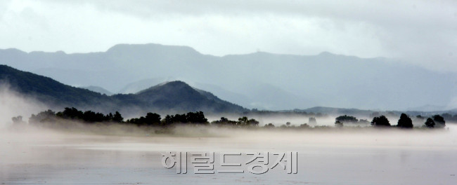 장마가 잠시 소강상태를 보인 가운데 춘천 의암호에 물안개가 피어나 한폭의 수묵화를 보는 듯 하다.<br />기상청은 16일 밤부터 내일 사이에 서울, 경기와 강원도를 중심으로 최고 120mm에서 많은 곳은 200mm이상의 국지성 호우를 예보했다.<br />김명섭 기자 msiron@heraldcorp.com
장마가 잠시 소강상태를 보인 가운데 춘천 의암호에 물안개가 피어나 한폭의 수묵화를 보는 듯 하다.
기상청은 16일 밤부터 내일 사이에 서울, 경기와 강원도를 중심으로 최고 120mm에서 많은 곳은 200mm이상의 국지성 호우를 예보했다.
김명섭 기자 msiron@heraldcorp.com