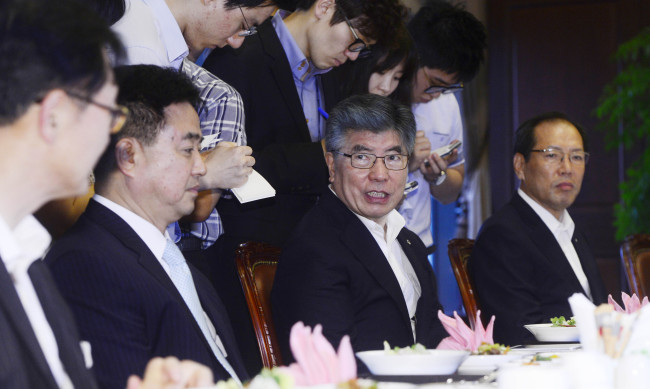 김중수(금융인/전대학총장/한국은행총재)
김중수(오른쪽 두번째) 한국은행 총재가 16일 오전 서울 소공동 한국은행 본관에서 비은행 금융기관 CEO(최고경영자)협의회를 개최하고 참석자들과 환담을 나누고 있다.