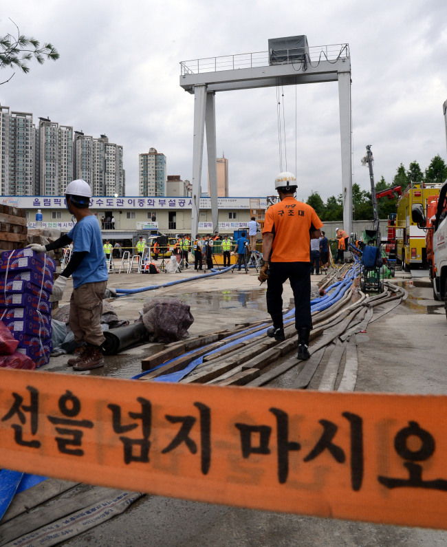 16일 오전 서울 노량진 배수지에서 발생한 수몰 사고에 출동한 구조대원들이 대형 양수기를 이용해 물을 빼내며 밤샘 구조 작업을 벌이고 있다.현재까지 수몰 사고로 1명이 숨지고 6명이 실종됐다./안훈기자 rosedale@ 2013.07.16