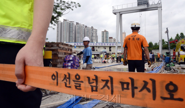 16일 오전 서울 노량진 배수지에서 발생한 수몰 사고에 출동한 구조대원들이 대형 양수기를 이용해 물을 빼내며 밤샘 구조 작업을 벌이고 있다.현재까지 수몰 사고로 1명이 숨지고 6명이 실종됐다./안훈기자 rosedale@ 2013.07.16
