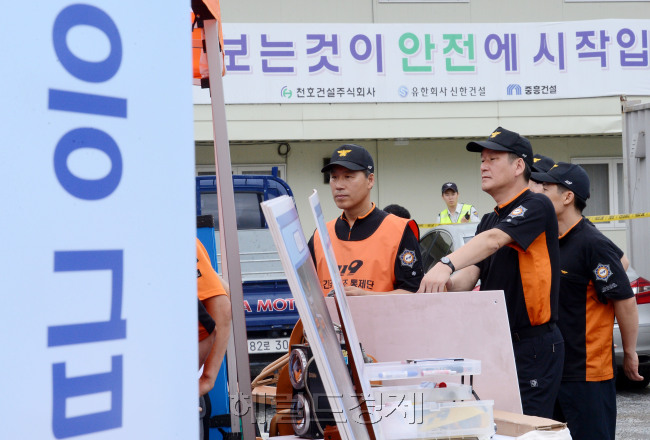 16일 오전 서울 노량진 배수지에서 발생한 수몰 사고에 출동한 구조대원들이 밤샘 구조 작업을 벌이고 있다.현재까지 수몰 사고로 1명이 숨지고 6명이 실종됐다./안훈기자 rosedale@ 2013.07.16