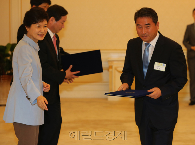 박근혜 대통령이 16일 오전 청와대에서 대선공약에 따라 현 정부 들어 새롭게 설치되는 대통령 소속 ‘청년위원회’ 남민우 위원장에게 위촉장을 수여하고 있다. 정희조기자.checho@-2013.07.16.
박근혜 대통령이 16일 오전 청와대에서 대선공약에 따라 현 정부 들어 새롭게 설치되는 대통령 직속 ‘청년위원회’ 남민우 위원장에게 위촉장을 수여했다. 남 위원장은 제1차 회의에서 청년 벤처 활성화를 위한 조달시장 참여 확대를 제시했다.    정희조 기자/checho@
