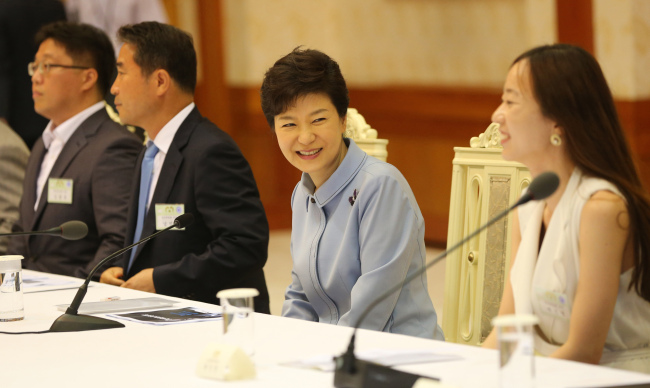 박근혜 대통령이 16일 오전 청와대에서 대선공약에 따라 현 정부 들어 새롭게 설치되는 대통령 소속 ‘청년위원회’ 1차 회의에 참석하고 있다. 정희조기자.checho@-2013.07.16.
President Park Geun-hye attends the first meeting of the Presidential Committee on Young Generation at Cheong Wa Dae on Tuesday.   Chung Hee-cho/The Korea Herald