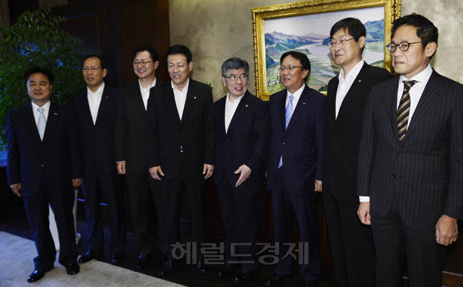 김중수(금융인/전대학총장/한국은행총재)
김중수 한국은행 총재가 16일 오전 서울 소공동 한국은행 대회의실에서 비은행 금융기관 CEO 간담회를 개최하고 참석자들과 환담을 나누고 있다. 이 날 김 총재는 이르면 내년에 비은행권 금융기관을 대상으로 한 국제규제가 나올 것이라고 밝혔다.