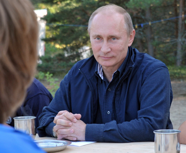 블라디미르푸틴(VladimirPutin/정치인/러시아대통령)
Russian President Vladimir Putin visits the island of Gogland, west of St. Petersburg, Russia, Monday.   AP-Yonhap News