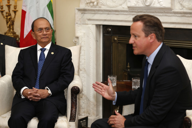 Myanmar’s President Thein Sein (left) meets with British Prime Minister David Cameron in 10 Downing Street, London, Monday.   AP-Yonhap News