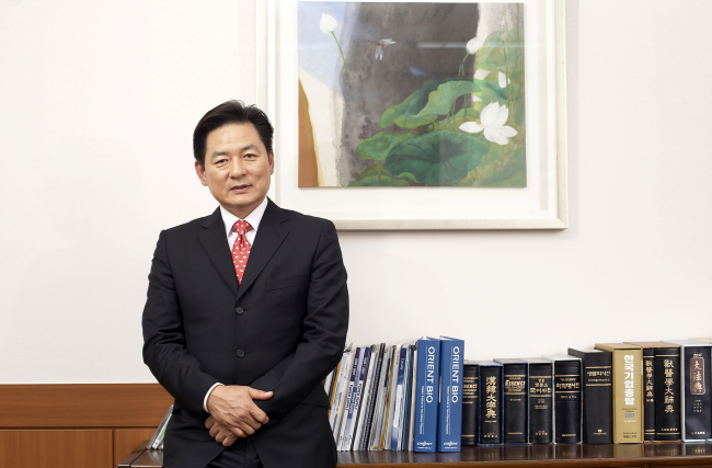 장재진(기업인/학교법인인/오리엔트바이오대표이사회장/해은학원이사장)
장재진(52) 오리엔트바이오 회장은 시종일관 자신감에 가득 차 있었다. 서른 살 되던 지난 1991년 실험동물 생산업체인 ‘바이오제노믹스’를 창업해 몇 번의 좌절과 기적을 경험하며 맨몸으로 일군 회사에 대한 자긍심은 당연해 보였다.